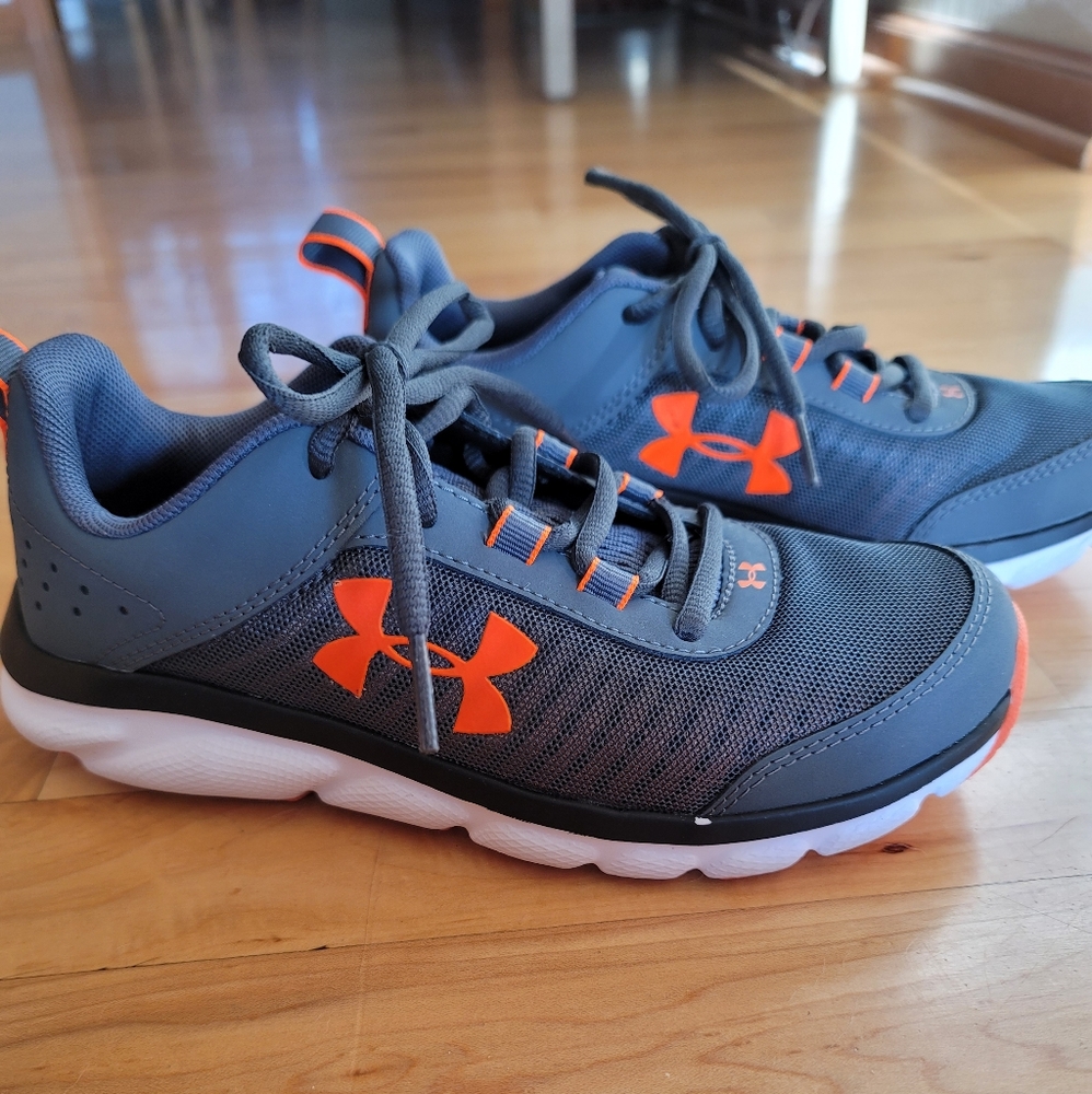 Boys Under Armour tennis shoes